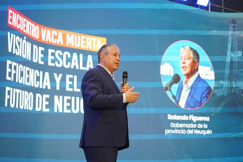 Rolando Figueroa durante el encuentro con empresas neuquinas en Domuyo el 21 de octubre de 2026