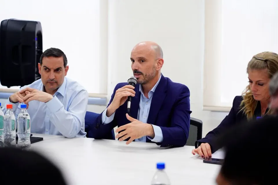 Juan Luis Ousset y autoridades provinciales durante la reunión preventiva por El Niño en Neuquén el 21 de octubre de 2026.