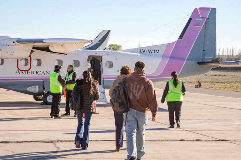 Pasajeros y personal junto a una aeronave de American Jet en Neuquén, Argentina, en la comunicación oficial del programa Volá Neuquén.