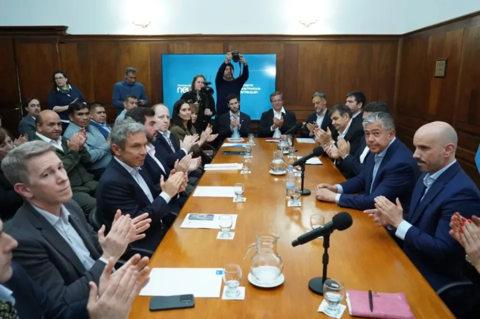 Presentación de proyectos productivos y de reúso de agua ante autoridades neuquinas el 21 de octubre de 2026.
