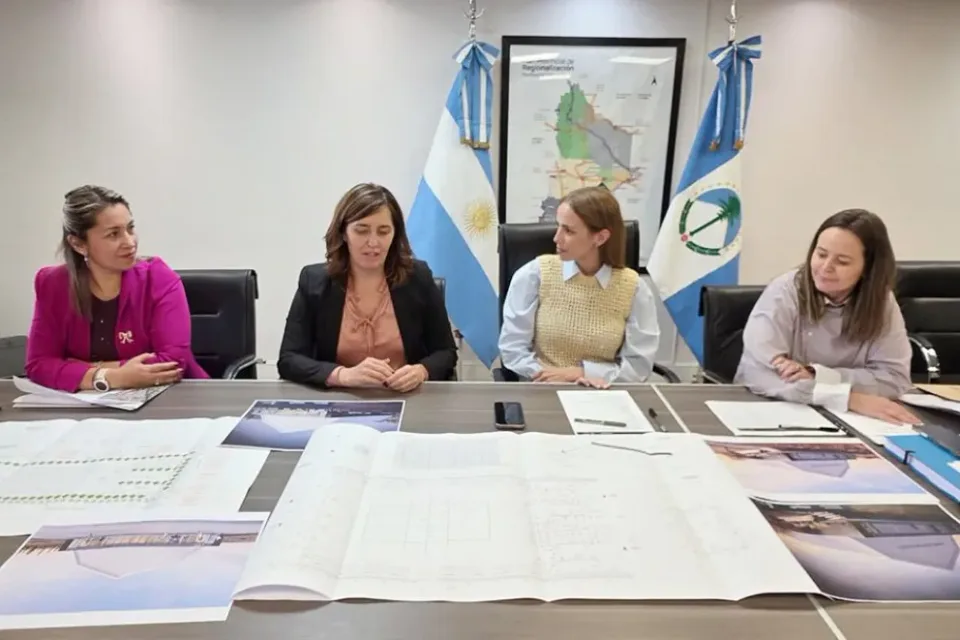 Autoridades provinciales y municipales en la apertura de ofertas del Centro Deportivo Comunitario de Plottier, Neuquén, el 19 de octubre de 2026.