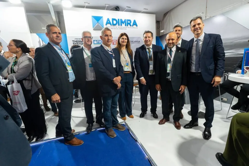 Gustavo Puccini junto a representantes industriales durante AOG Patagonia 2026, en Neuquén.